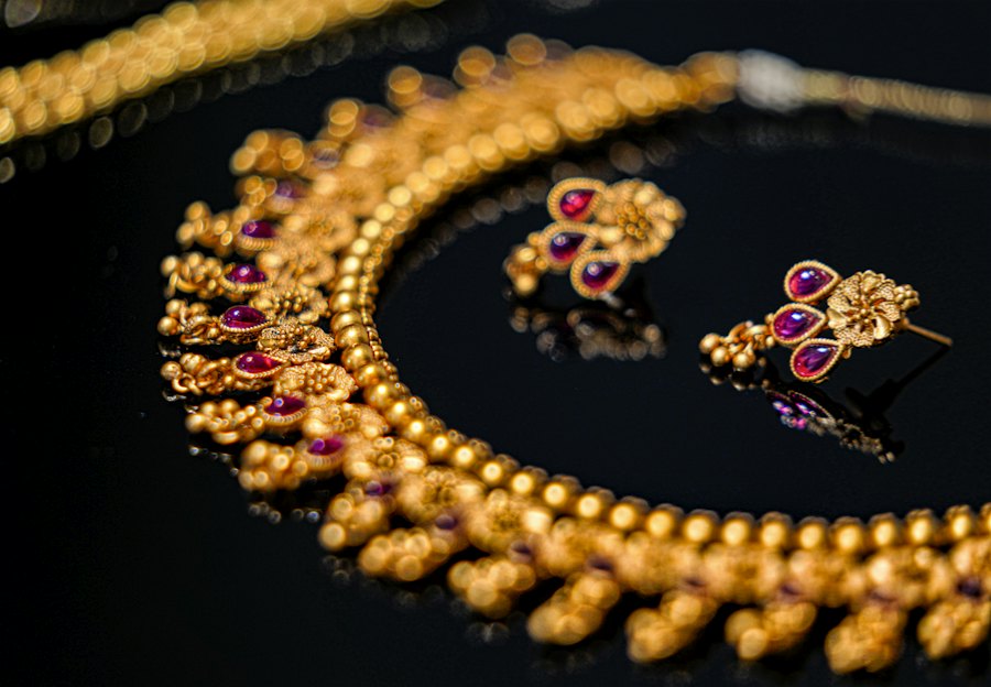 Juego de collar y aretes de oro con rubíes