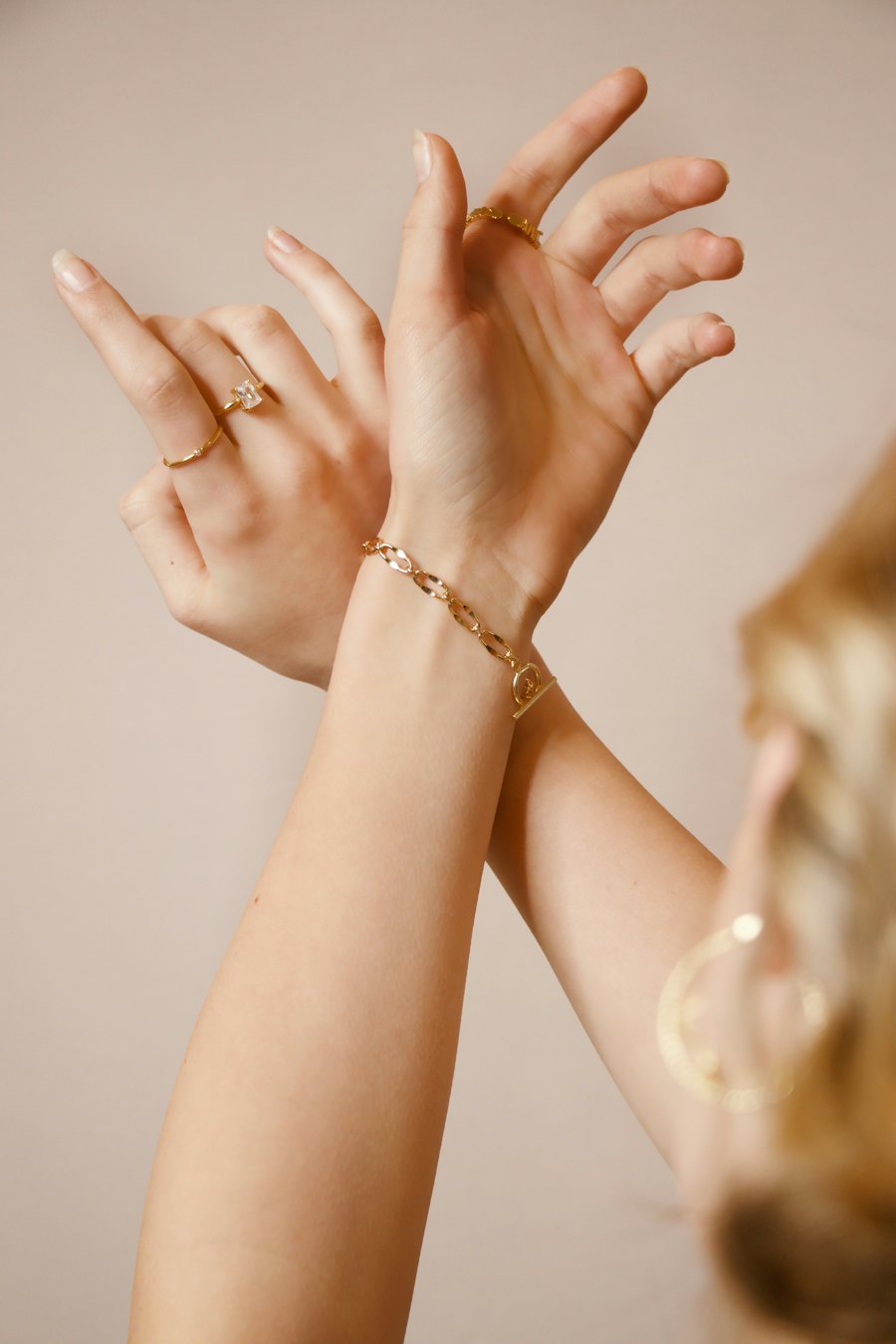 Manos con anillos y pulsera de oro