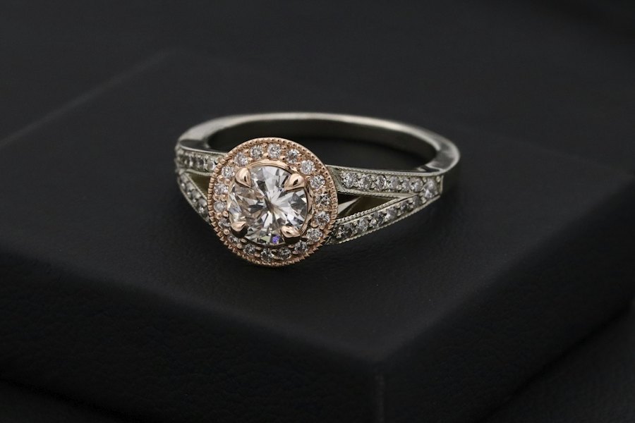 Anillo solitario con halo de diamantes